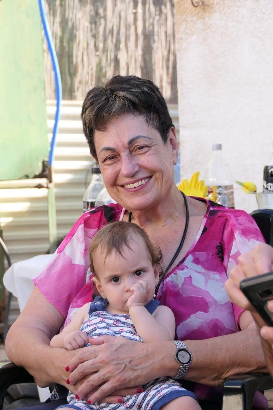 אביבה עם נכדתה